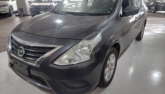 Nissan • Versa