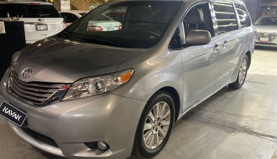 Toyota • Sienna