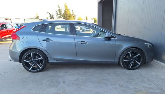 Volvo • V40