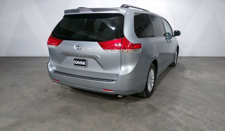 Toyota Sienna 3.5 XLE AT Minivan 2014