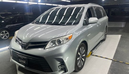 Toyota • Sienna