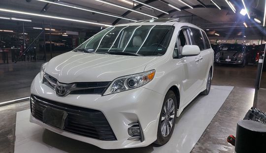 Toyota • Sienna