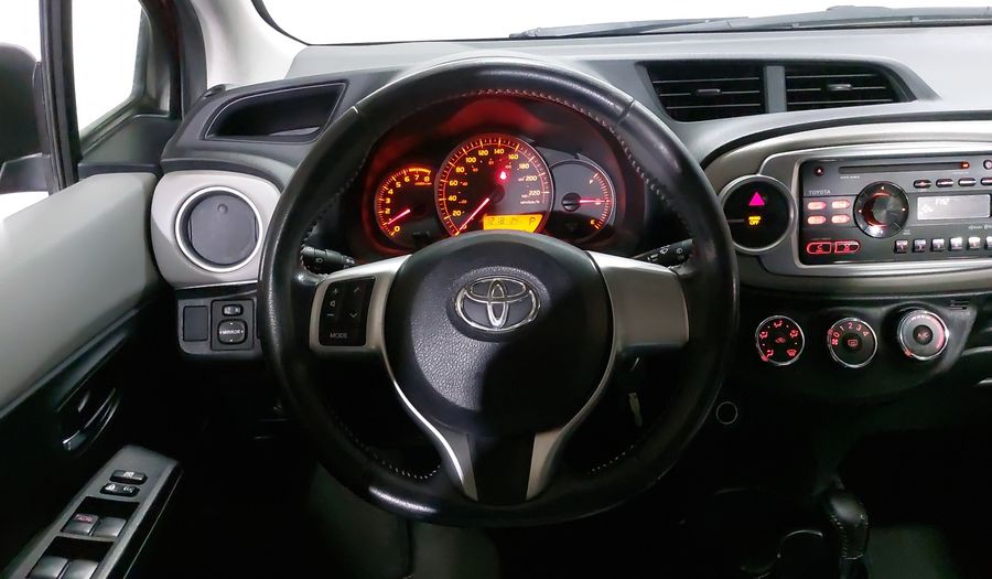 Toyota Yaris 1.5 PREMIUM AT 5PTAS Hatchback 2013