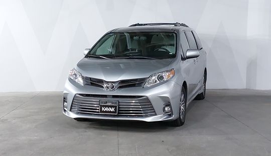 Toyota • Sienna