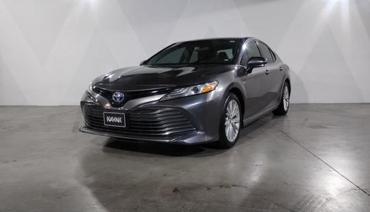 Toyota • Camry