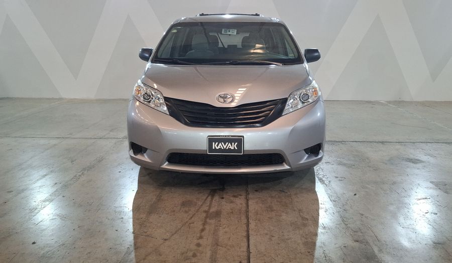 Toyota Sienna 3.5 CE AT Minivan 2017