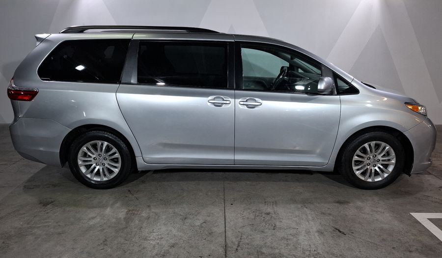 Toyota Sienna 3.5 XLE AT Minivan 2017