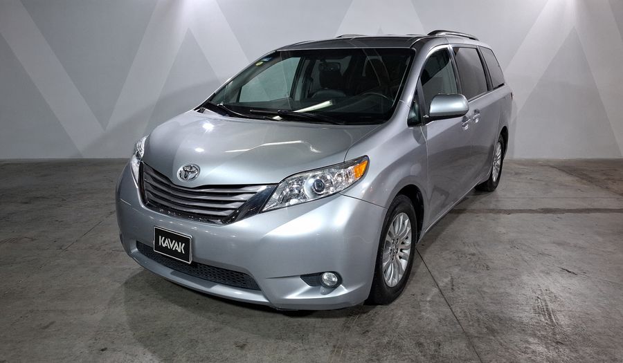 Toyota Sienna 3.5 XLE AT Minivan 2017