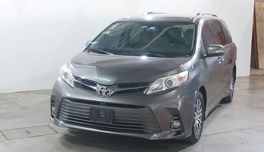 Toyota • Sienna