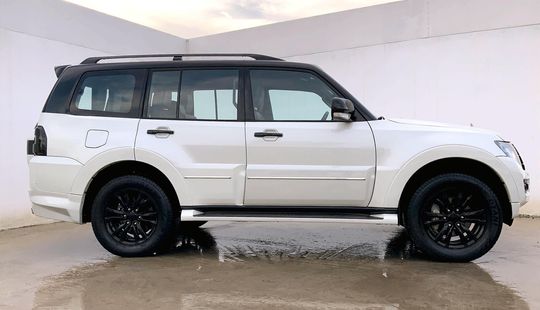 Mitsubishi • Pajero