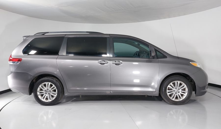 Toyota Sienna 3.5 XLE AT Minivan 2013