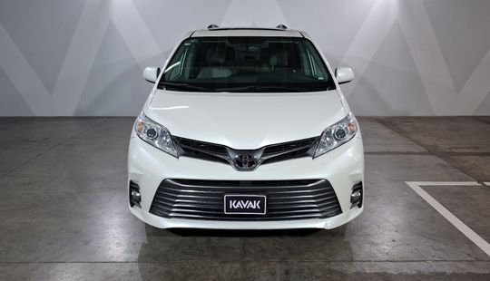 Toyota • Sienna