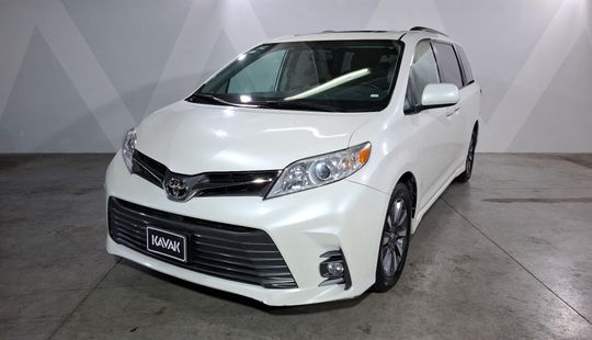 Toyota • Sienna