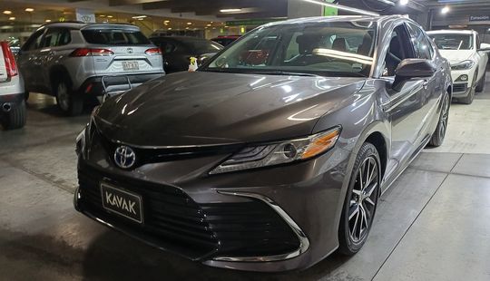 Toyota • Camry