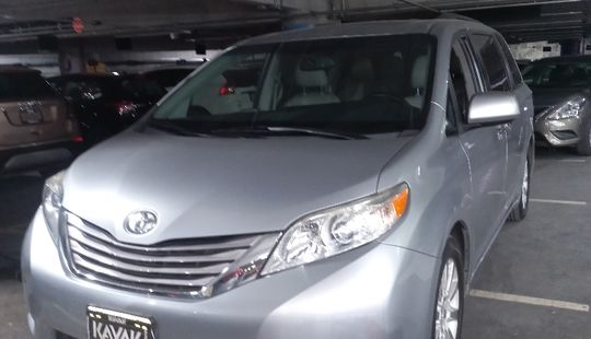 Toyota • Sienna