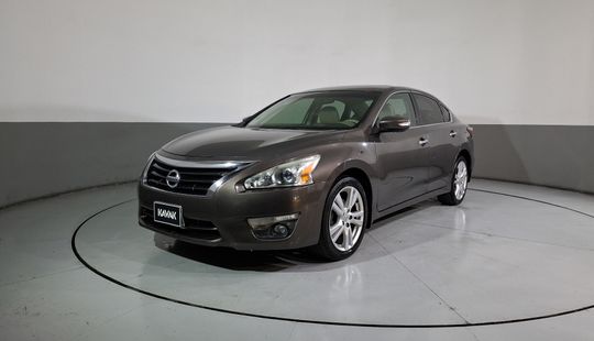 Nissan • Altima