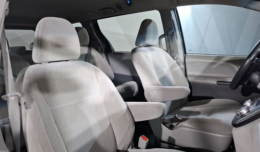 Toyota Sienna 3.5 LE AT Minivan 2018