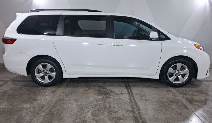 Toyota Sienna 3.5 LE AT Minivan 2018