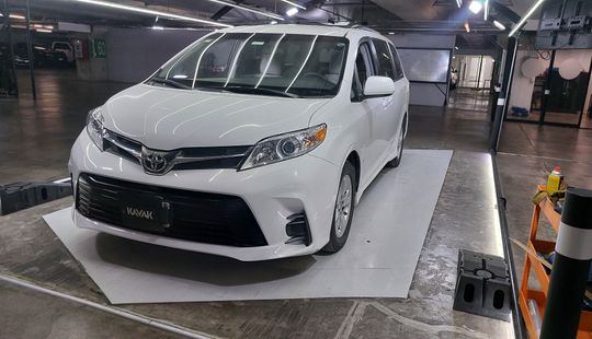 Toyota • Sienna