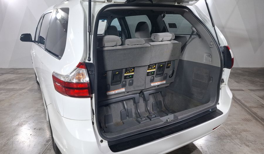 Toyota Sienna 3.5 LE AT Minivan 2018