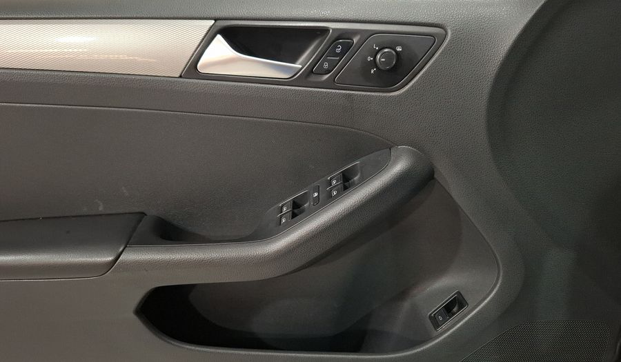Volkswagen Jetta 2.5 SPORTLINE BOLSA PAQWELT TECHO TIP. Sedan 2015