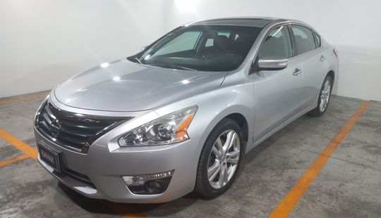 Nissan • Altima