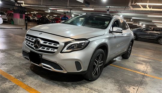 Mercedes Benz • Clase GLA