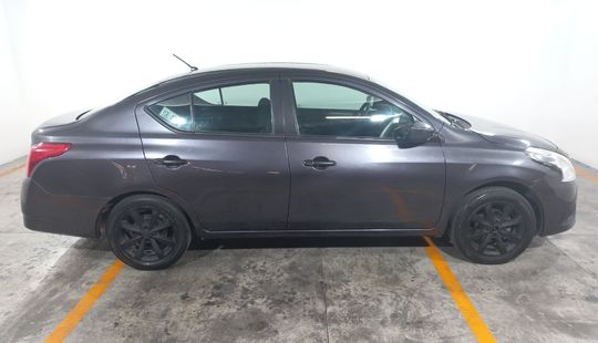 Nissan • Versa