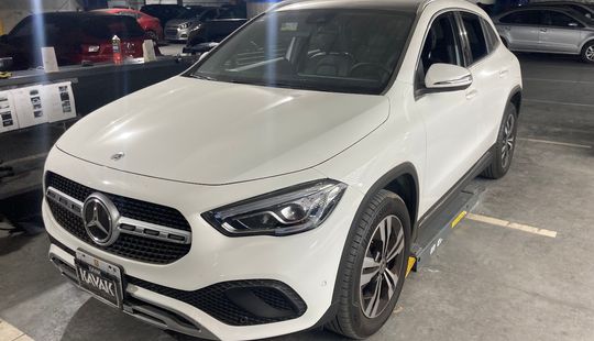 Mercedes Benz • Clase GLA