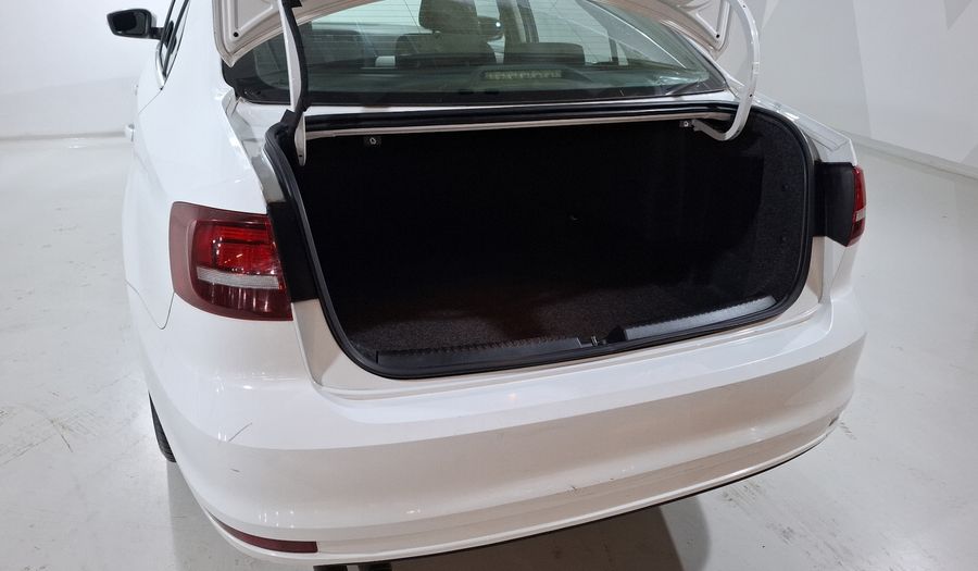 Volkswagen Jetta 2.5 COMFORTLINE TIP. BOLSAS AIRE DEL. Sedan 2018