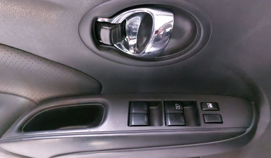 Nissan Versa 1.6 EXCLUSIVE AUTO Sedan 2017