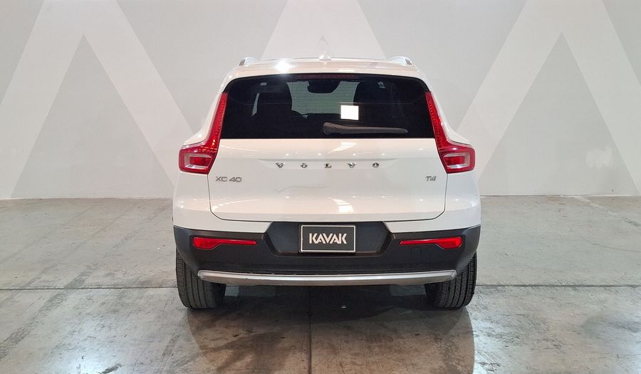 Volvo Xc40 2.0 T4 MOMENTUM AUTO Suv 2021