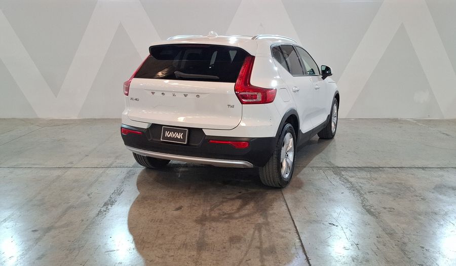 Volvo Xc40 2.0 T4 MOMENTUM AUTO Suv 2021