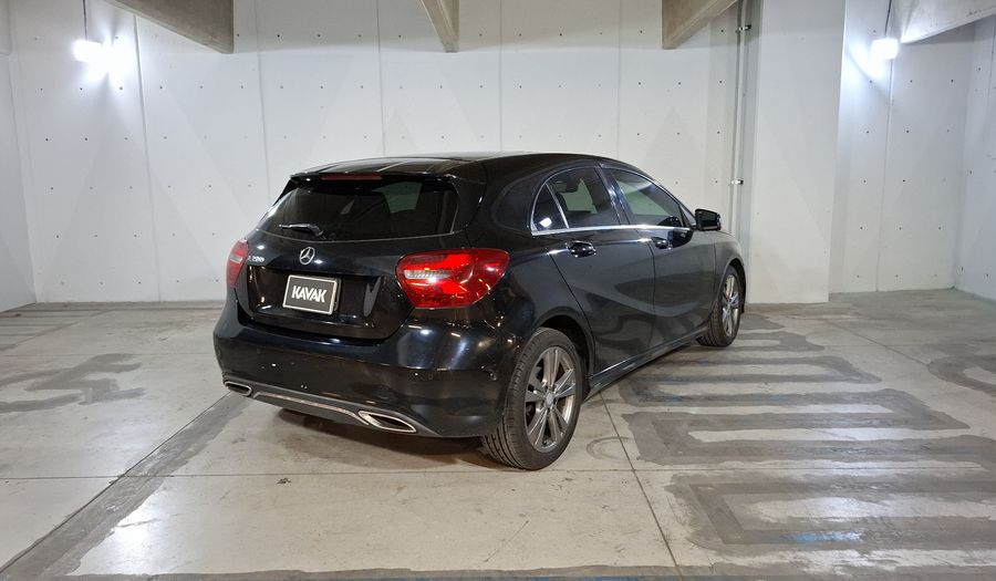 Mercedes Benz Clase A 1.6 200 URBAN Hatchback 2017