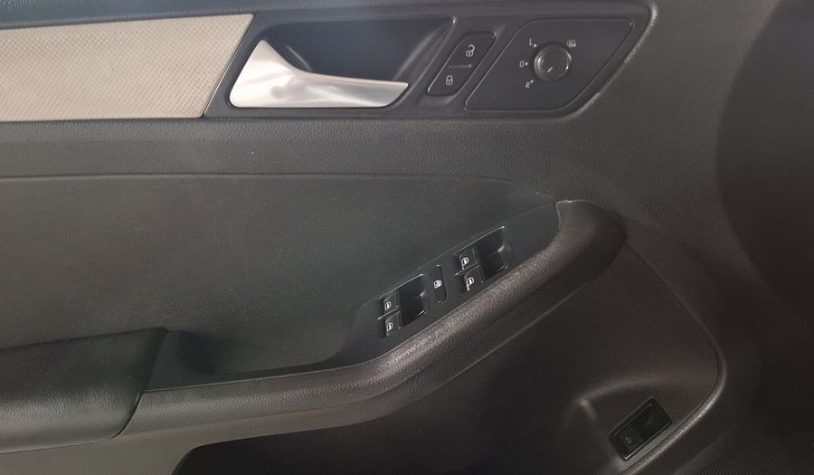 Volkswagen Jetta 2.5 TRENDLINE TIPTRONIC Sedan 2015