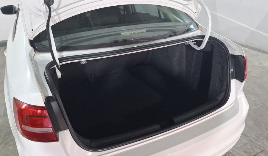 Volkswagen Jetta 2.5 TRENDLINE TIPTRONIC Sedan 2015