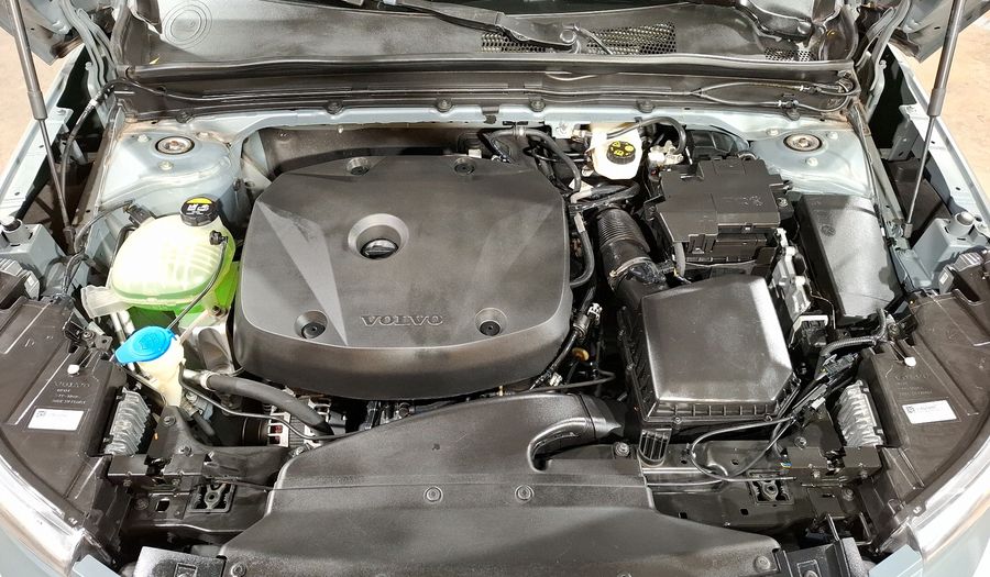 Volvo Xc40 2.0 T4 MOMENTUM AUTO Suv 2021