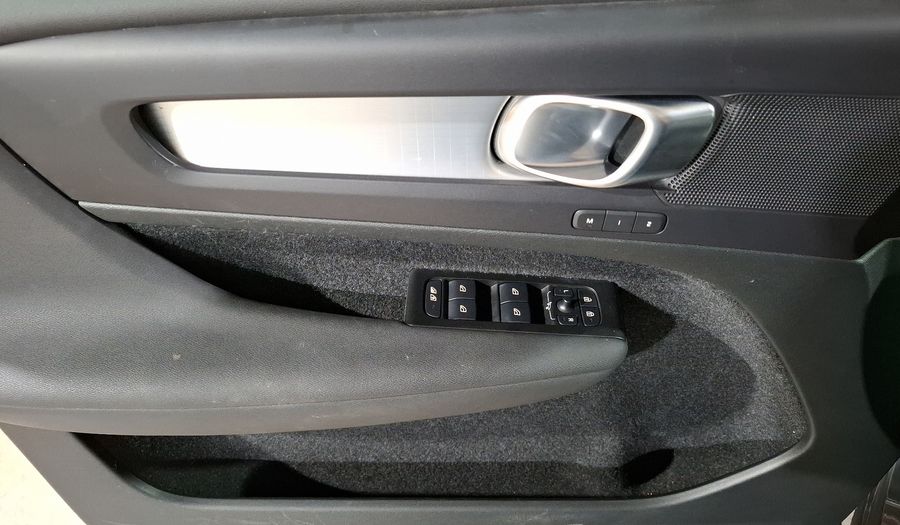 Volvo Xc40 2.0 T4 MOMENTUM AUTO Suv 2021