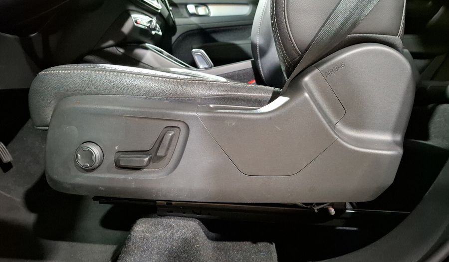 Volvo Xc40 2.0 T4 MOMENTUM AUTO Suv 2021