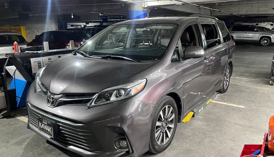 Toyota • Sienna