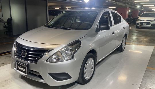 Nissan • Versa