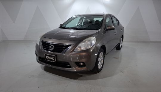 Nissan • Versa