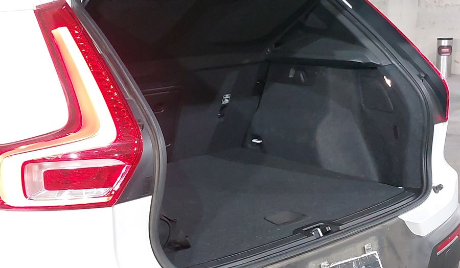 Volvo Xc40 2.0 T4 MOMENTUM AUTO Suv 2020