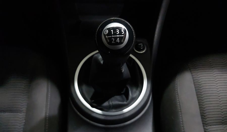 Volkswagen Beetle 2.5 MT Hatchback 2013