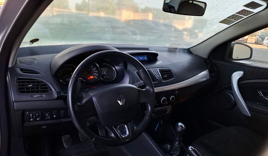 Renault Fluence 2.0 DYNAMIQUE Sedan 2013