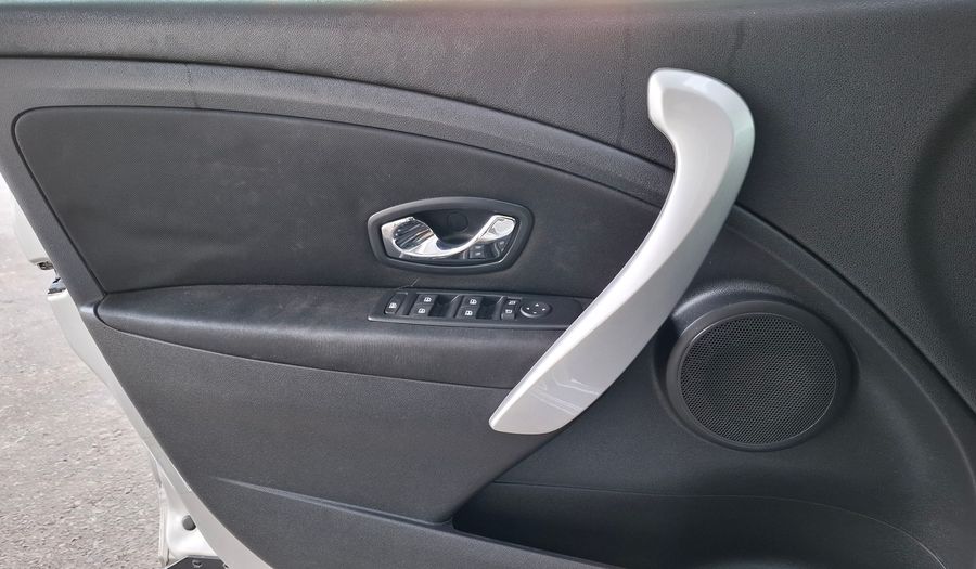 Renault Fluence 2.0 DYNAMIQUE Sedan 2013