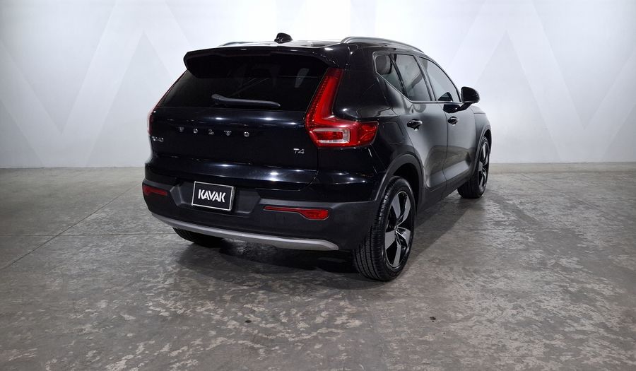 Volvo Xc40 2.0 T4 MOMENTUM AUTO Suv 2022