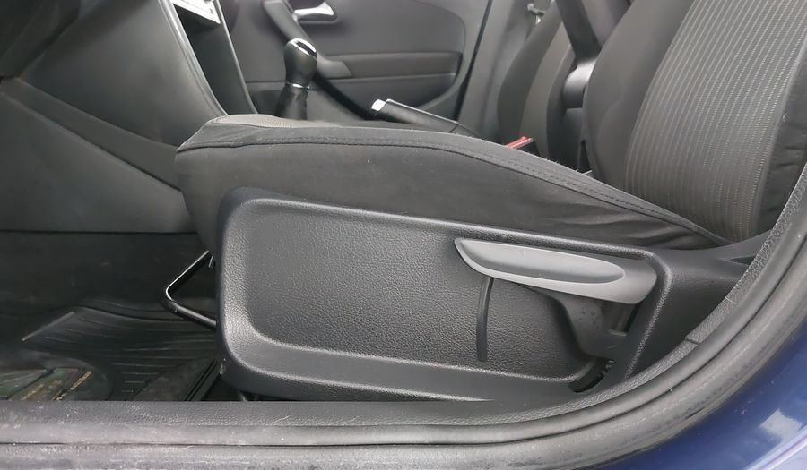 Volkswagen Vento 1.6 HIGHLINE MT Sedan 2014