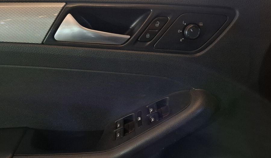 Volkswagen Jetta 2.5 SPORTLINE BOLSA PAQWELT TECHO TIP. Sedan 2015