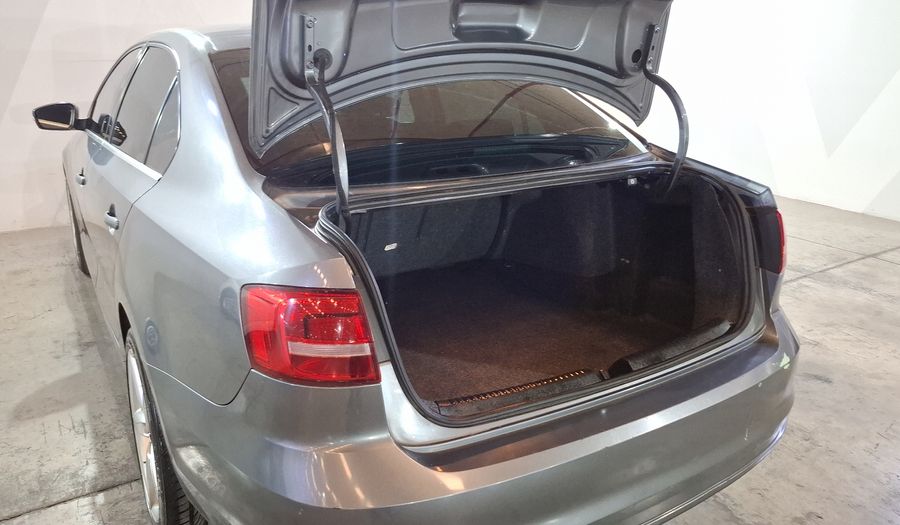 Volkswagen Jetta 2.5 SPORTLINE BOLSA PAQWELT TECHO TIP. Sedan 2015